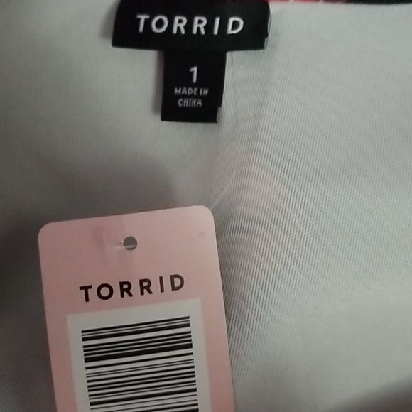 NWT Beautiful lips kisses dress frm Torrid - Picture 3 of 3